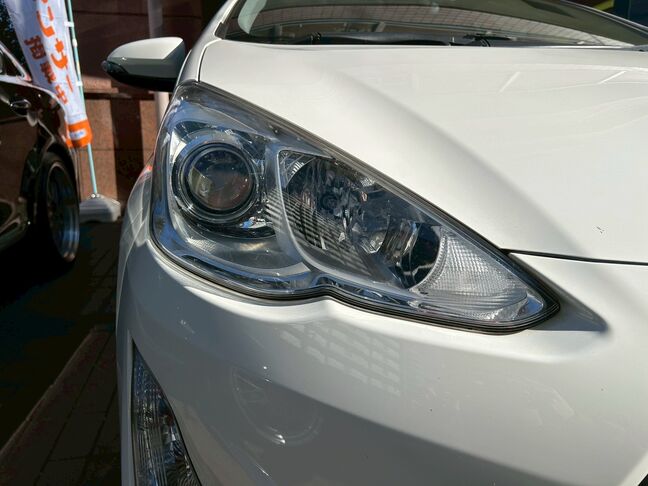 輝きを放つヘッドライト！夜間の運転を強力サポート【アクア】